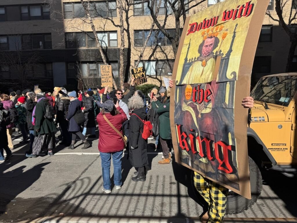 Milhares protestam contra o Doge de Elon Musk em Nova York no Dia dos Presidentes