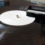 Como limpar os registros de vinil (2025): aspiradores, solução, lenços