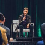 Todo o estágio revela uma agenda poderosa para os fundadores