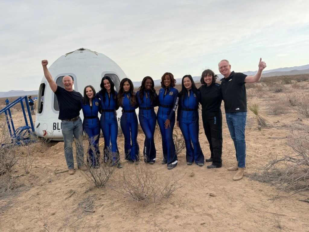 A equipe feminina da Blue Origin, incluindo Katy Perry, lançada com sucesso