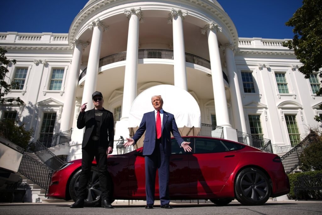Elon Musk levou uma serra elétrica ao governo dos EUA. Tesla está levando o golpe.