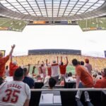 Esta tela enorme para esportes ao vivo coloca você no melhor assento do estádio