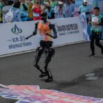 Os robôs correm uma meia maratona, lentamente