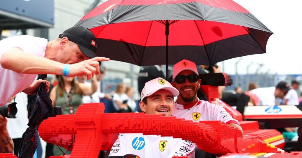 Os motoristas da Fórmula 1 acabaram de acertar na pista nesses carros Lego de tamanho normal