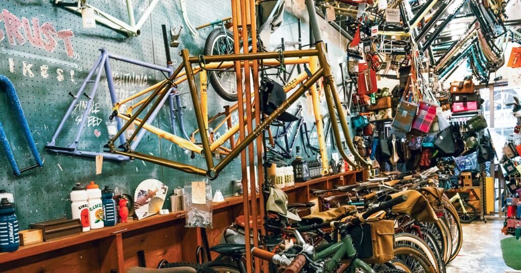 Uma visita ao LUG azul de Tóquio, a 'melhor loja de bicicletas do mundo'