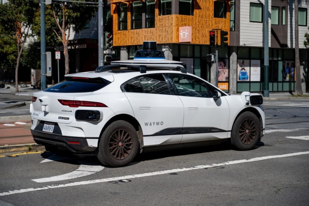 Waymo lembra 1.200 robotaxia após colisões de baixa velocidade com portões e correntes