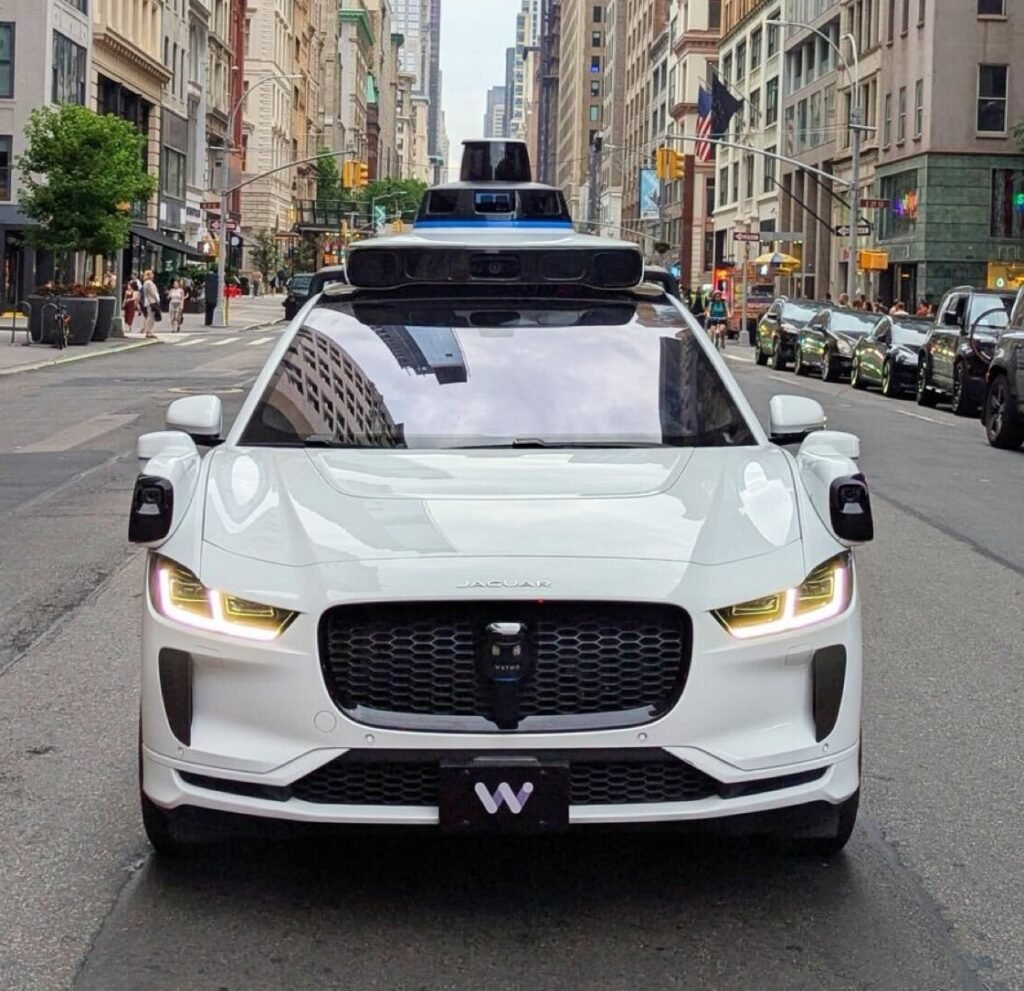 Co-CEO da Waymo sobre vandalismo de robotáxi: ‘Não estamos defendendo isso’