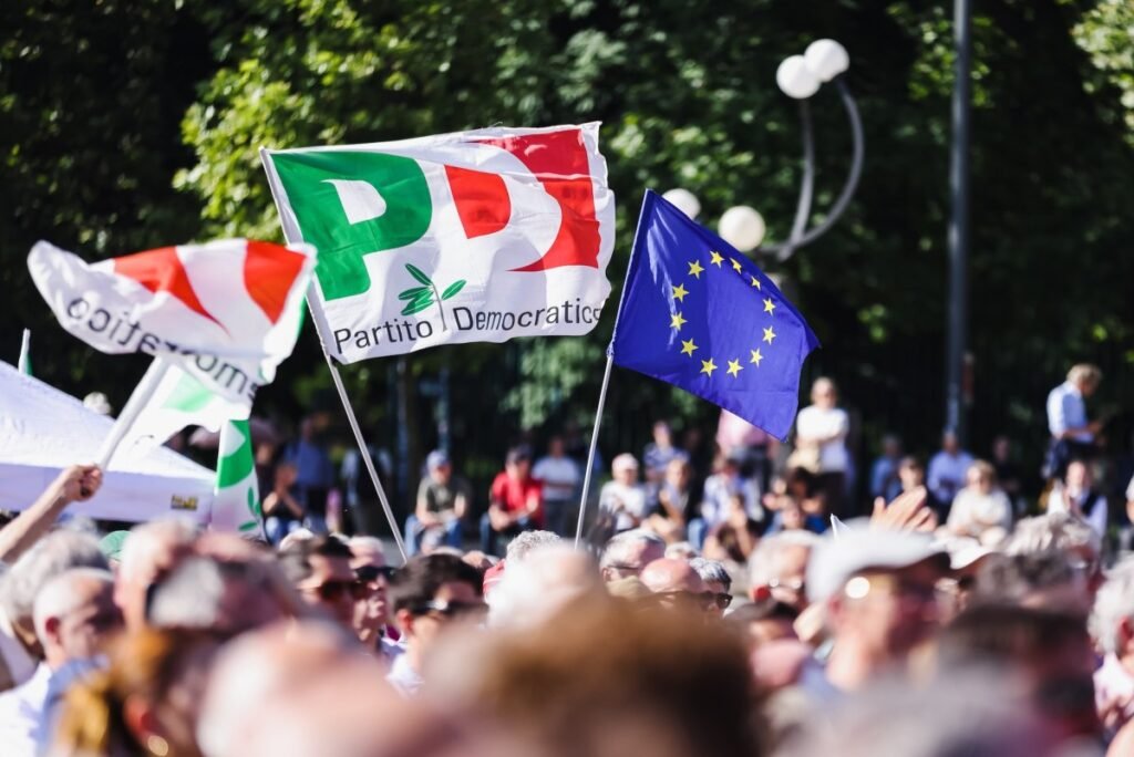 The flag of the Partito Democratico (Democratic Party), the major center-left party in Italy.