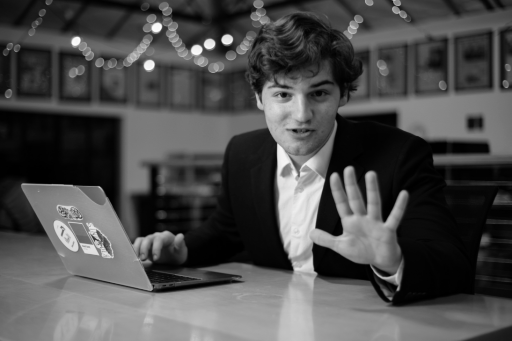 O principal repórter de Stanford aborda a cultura de startups 'encharcada de dinheiro' do Vale do Silício