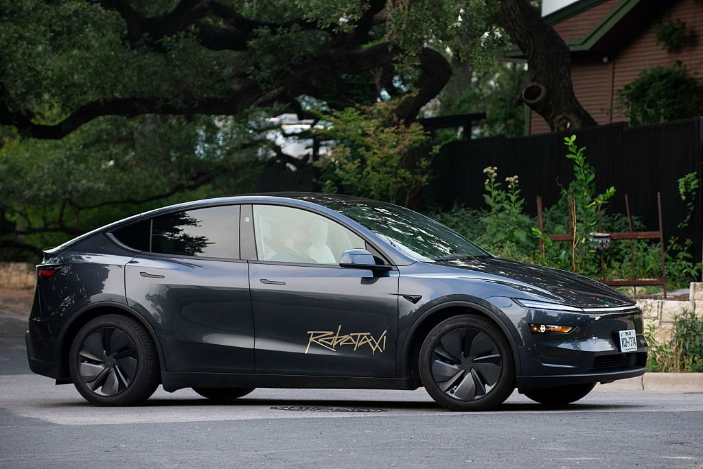 Tesla lança passeios de robotáxi em Austin sem motorista de segurança humana