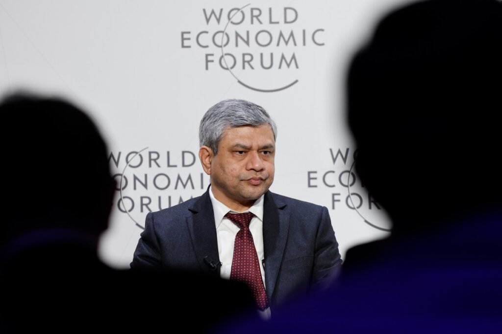 Índia propõe atrair mais de US$ 200 bilhões em investimentos em infraestrutura de IA até 2028