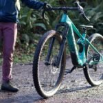 Revisão da bicicleta elétrica Salsa Wanderosa: passeio de cascalho com barra suspensa com suspensão total