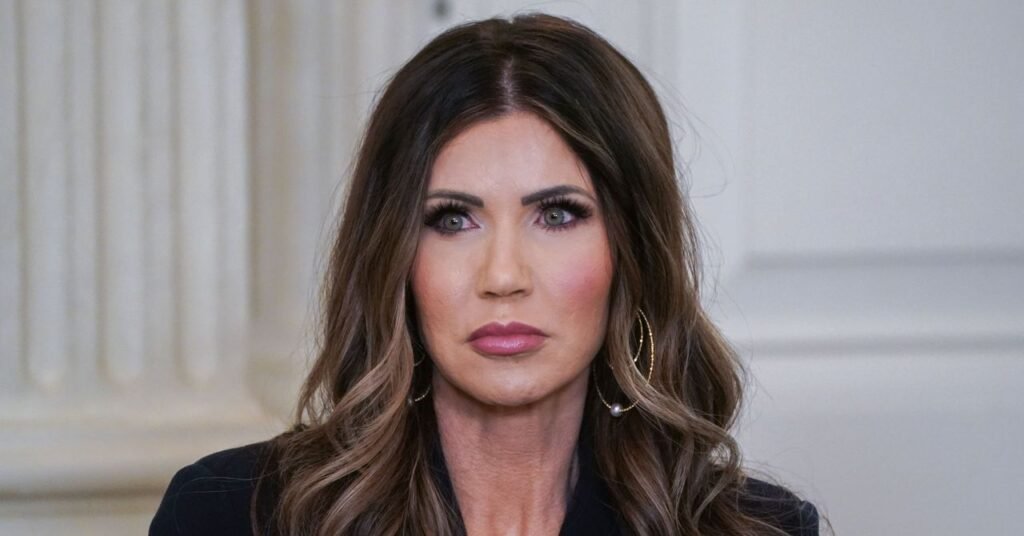 As controvérsias finalmente chegaram a Kristi Noem