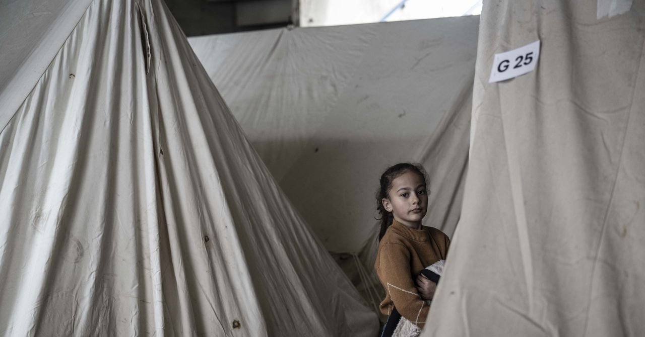 Com um milhão de deslocados, o Líbano recorre a carteiras digitais para obter ajuda