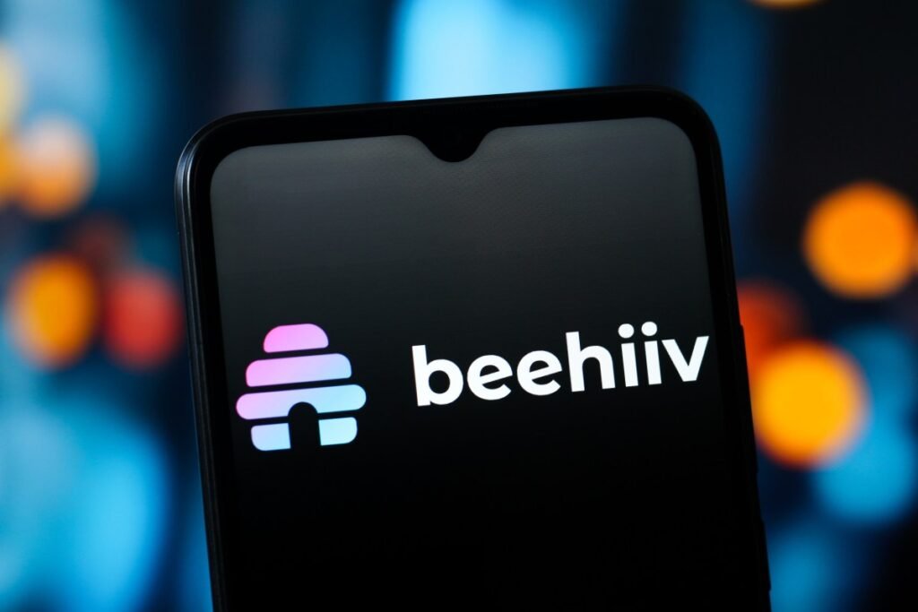 Exclusivo: Beehiiv se expande para podcasting, visando Patreon