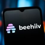 Exclusivo: Beehiiv se expande para podcasting, visando Patreon