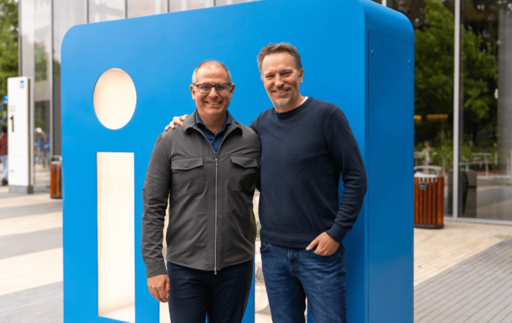 O CEO do LinkedIn está seguindo em frente; por favor, segurem seus chorosos tributos em vídeo