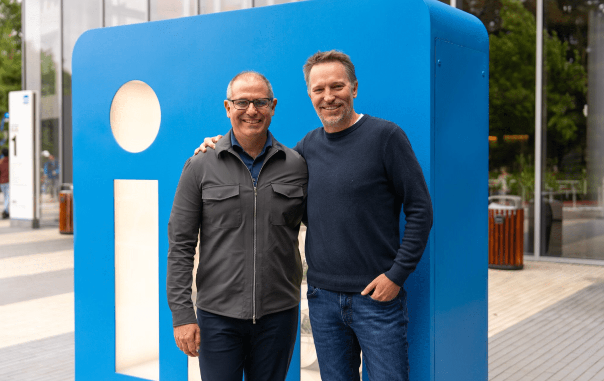 O CEO do LinkedIn está seguindo em frente; por favor, segurem seus chorosos tributos em vídeo