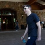 O projeto World de Sam Altman procura escalar seu império de verificação humana. Primeira parada: Tinder.