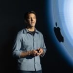 Quem é John Ternus, o novo CEO da Apple?