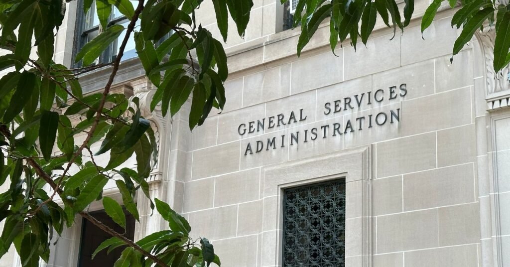 Um ano após os cortes do DOGE, a GSA agora planeja contratar centenas de funcionários