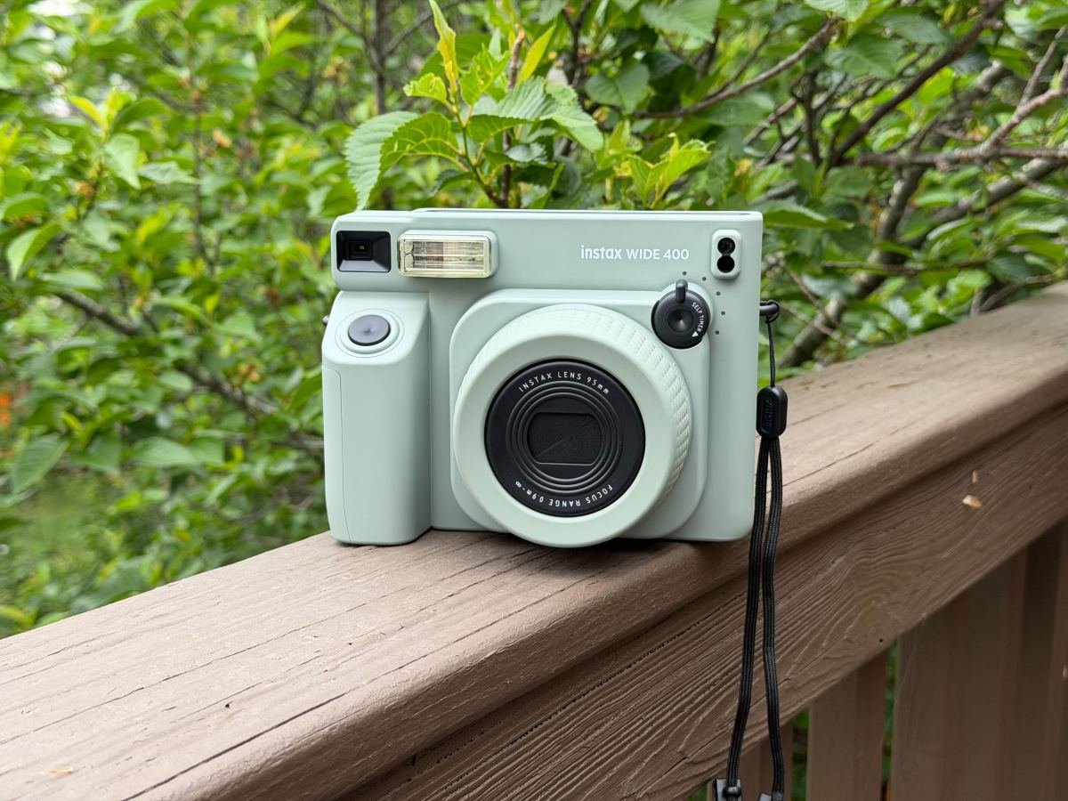 A Instax Wide 400 baseia-se na simplicidade da fotografia instantânea e a amplia, literalmente