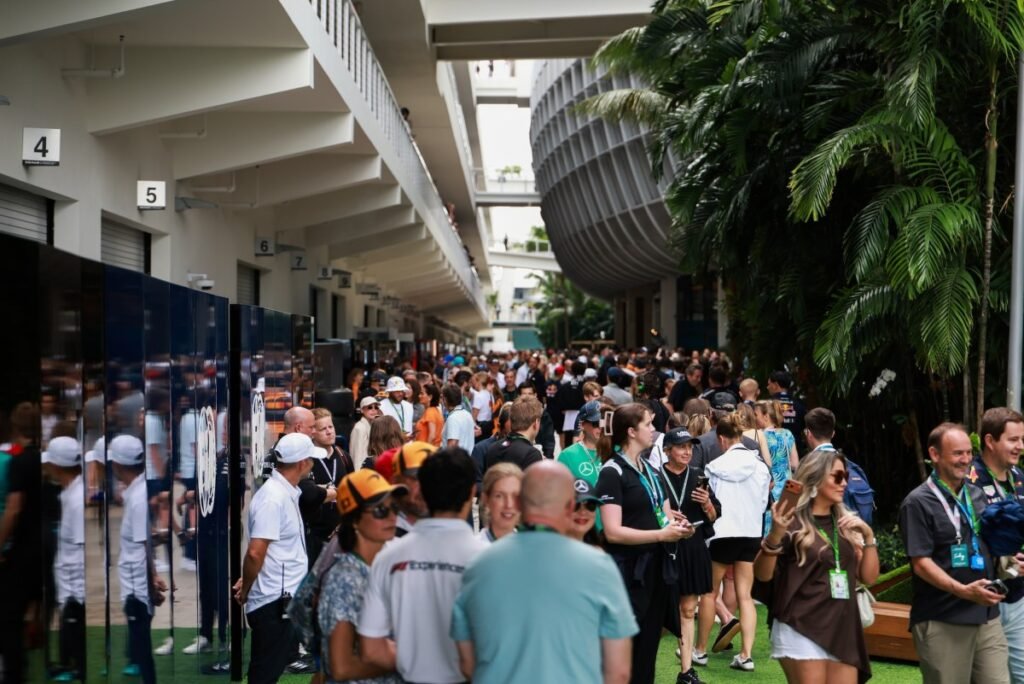 O melhor lugar para startups fecharem um acordo? O paddock da F1