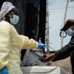 'Tempestade Perfeita': Como os cortes na ajuda de Trump estão alimentando o surto de Ebola