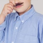 Uma criança com bigode falso enganou uma ferramenta online de verificação de idade