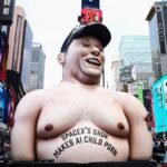 Enorme efígie de Elon Musk erguida na Times Square para protestar contra Grok
