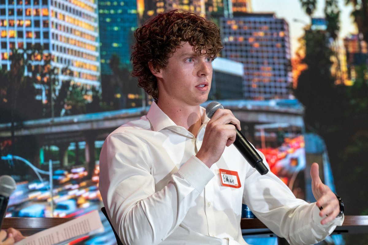 Ethan Thornton está tentando fazer tudo de uma vez