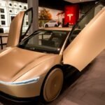 Tesla começa a testar Cybercab sem pedais nem volante em Austin