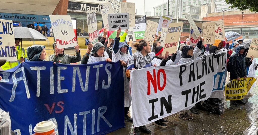 'Tire as mãos do nosso NHS': Protestos anti-Palantir eclodem no Reino Unido por causa de acordo com o Serviço Nacional de Saúde